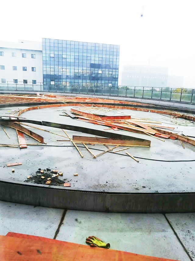 施工現(xiàn)場(chǎng)調(diào)節(jié)模板